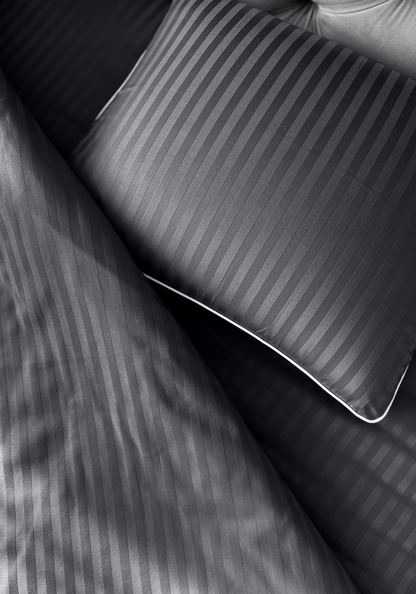 Pościel adamaszkowa 200x200 San Antonio grafitowa z białą lamówką Maro Home T-S 3 Pościel adamaszkowa 200x200 San Antonio grafitowa z białą lamówką Maro Home T-S - obrazek 3