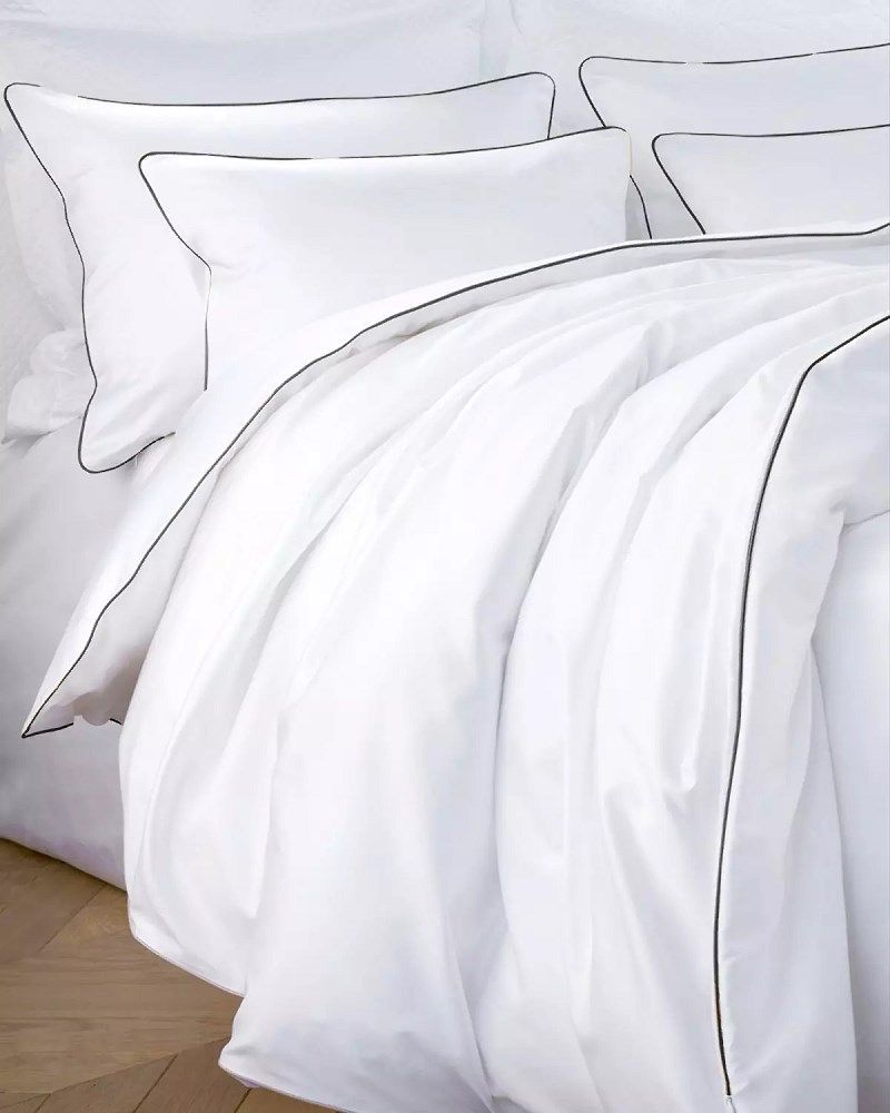 Pościel satyna bawełniana 140x200 z czarną lamówką San Antonio biała Maro Home T-S 1 Pościel satyna bawełniana 140x200 z czarną lamówką San Antonio biała Maro Home T-S