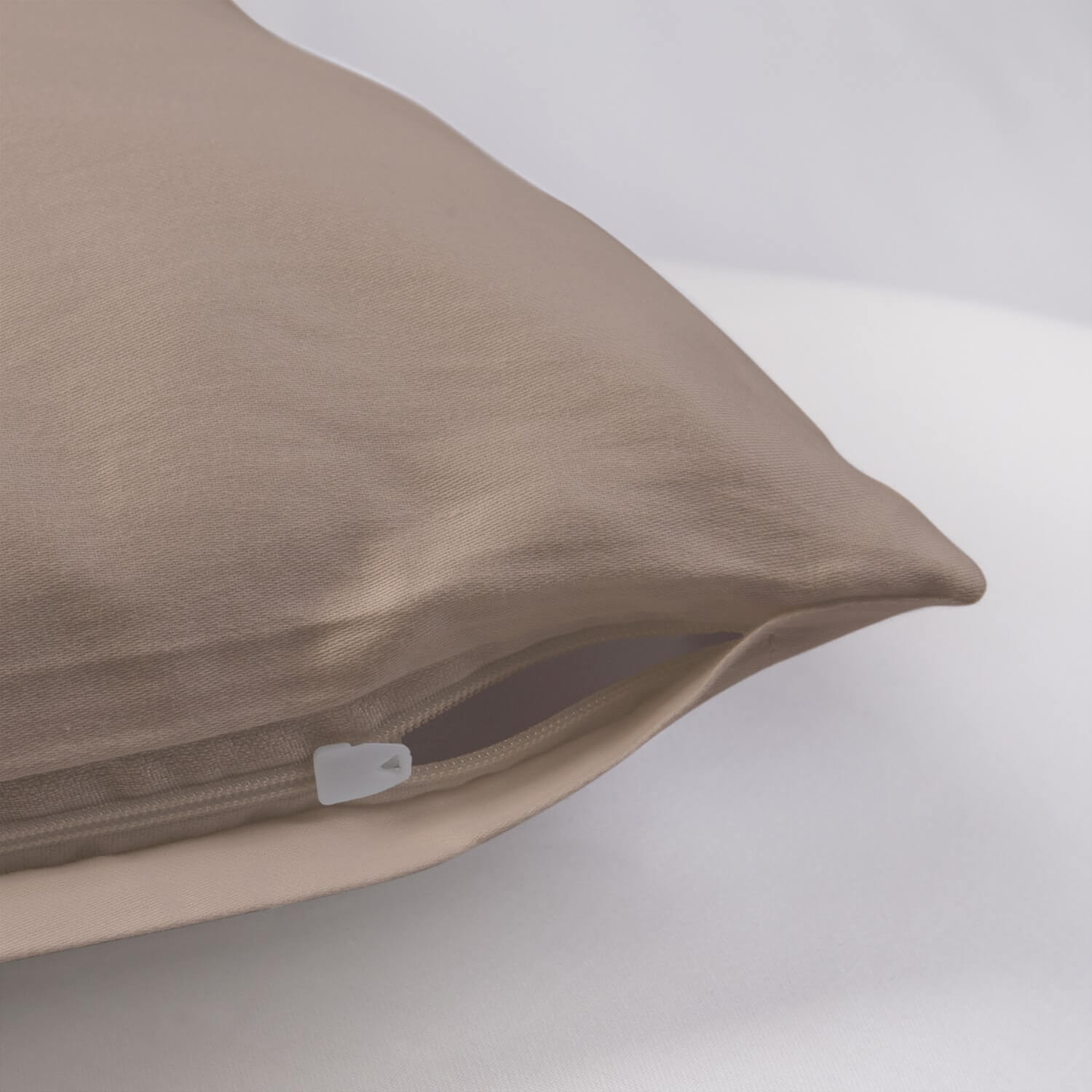 Poszewka satynowa 50x60 ciemny beż Darymex 3 Poszewka satynowa 50x60 ciemny beż Darymex - obrazek 3